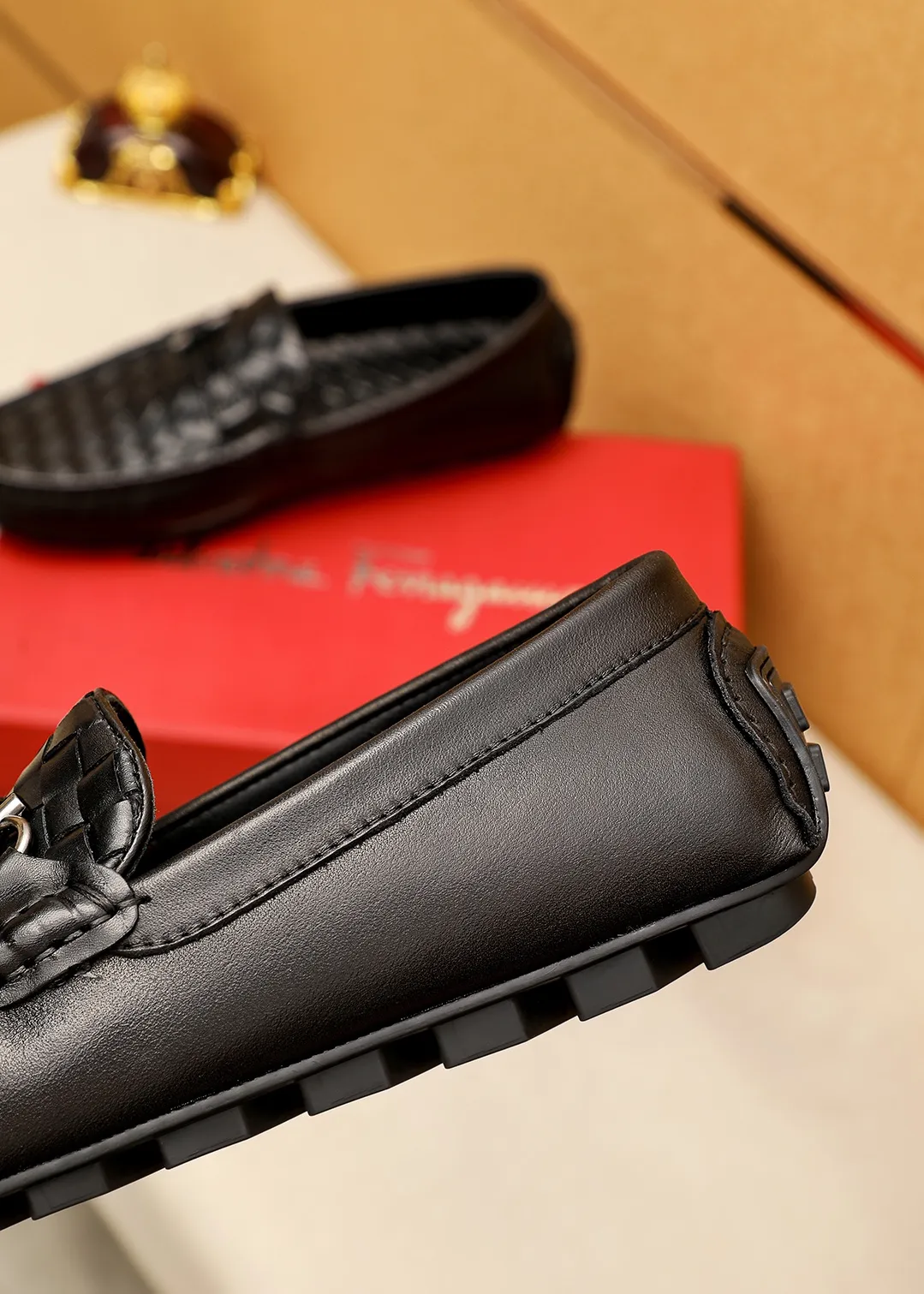 Men's shoes 💰360 💐 Product trademark: Ferragamo "Ferragamo" bean shoes Regular size: 38-44 (45.46🉑️customized) Product materials: Selected imported woven cowhide upper + classic hardware buckle, imported pig leather lining. Strong three-dimensional visual effect, original outsole color: 1⃣️color optional